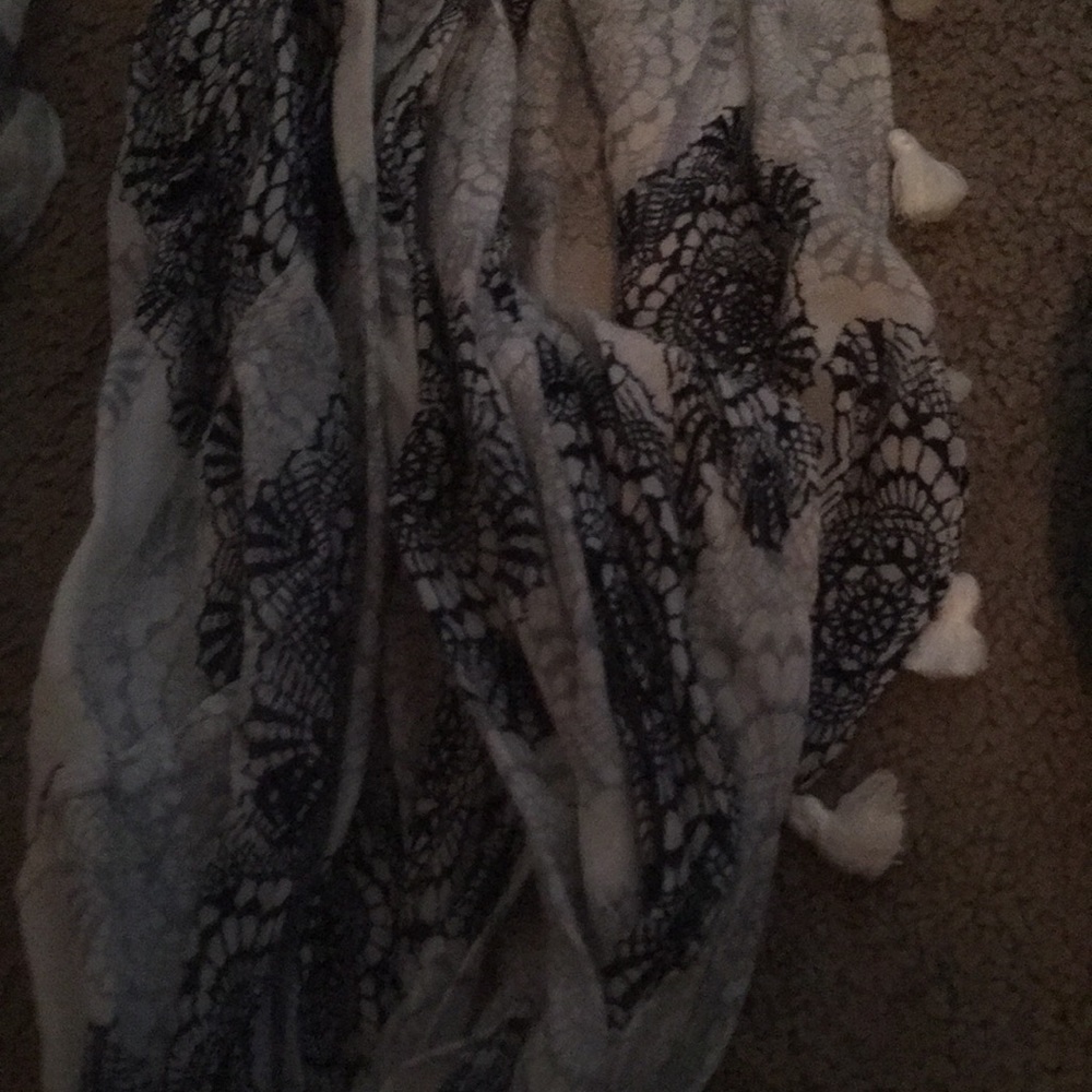 Three scarves - Picture 3 of 4